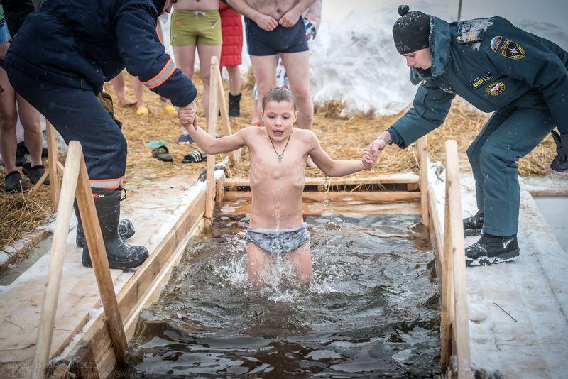 На территории какого современного города принял крещение. Новосибирск крещение 2020. Крещение подростка. Подростки на крещенском купании. Купели на крещение в Новосибирске.