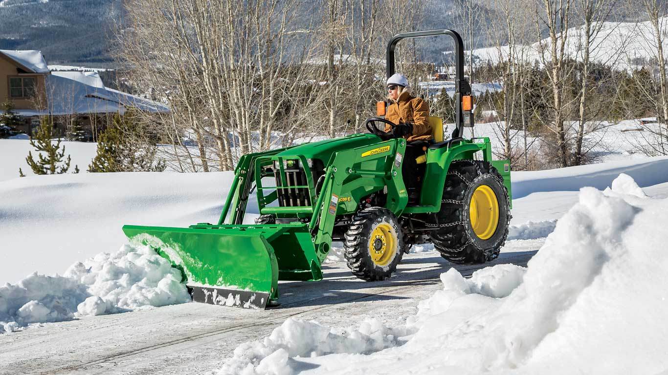 Минитрактор для снега. John Deere снегоуборочный отвал. Трактор Джон Дир для уборки снега. Отвал на John Deere 9460. John Deere с отвалом.